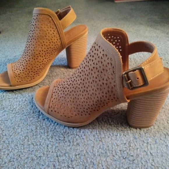 Universal Thread Sandals - Picture 2 of 4